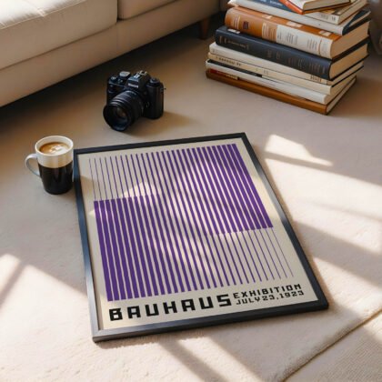 Bauhaus paveikslas – Violetinės vertikalios linijos